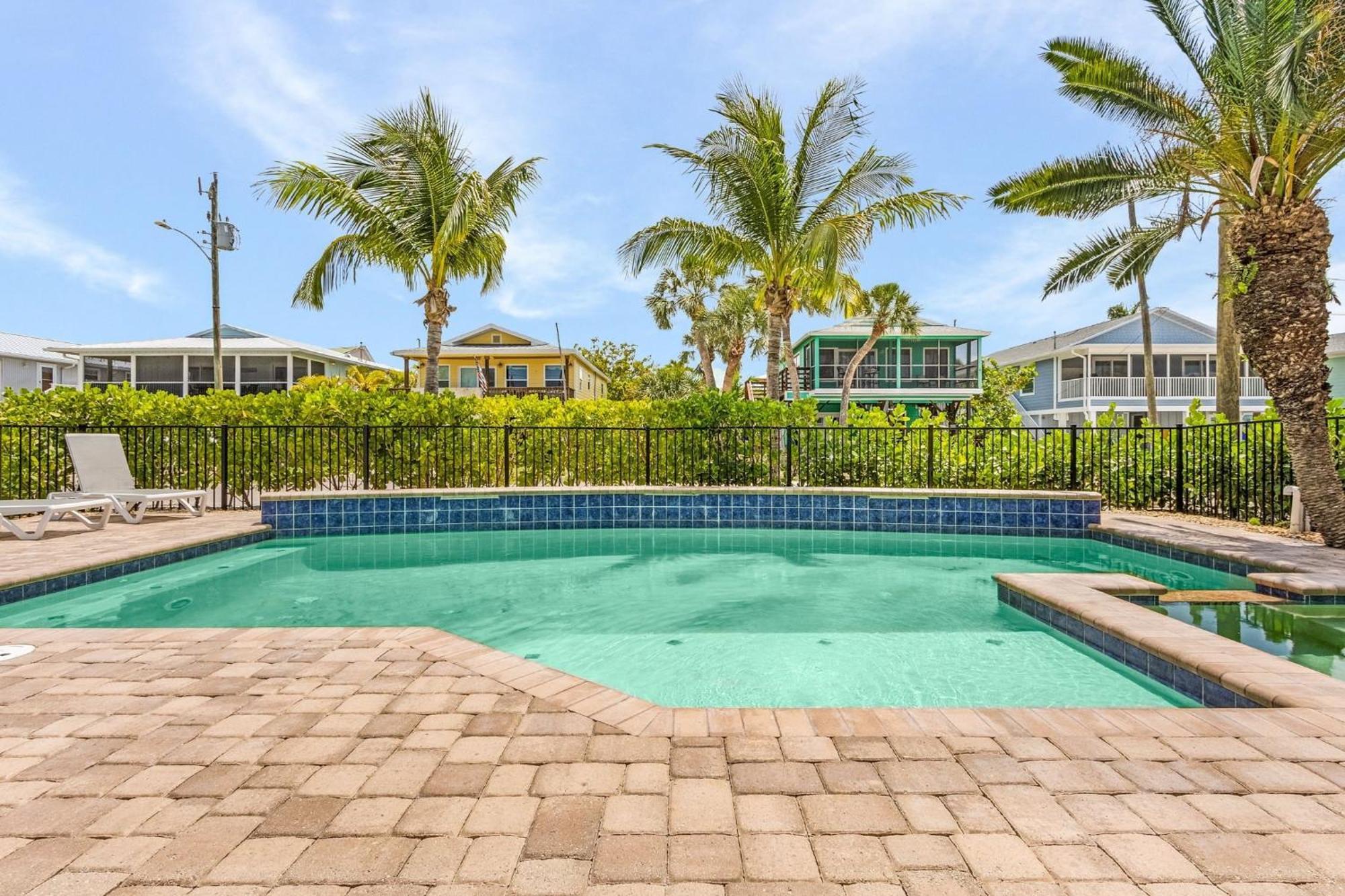 Shells N Sunshine: Beachside Getaway near Fort Myers Villa Fort Myers Beach Exterior photo